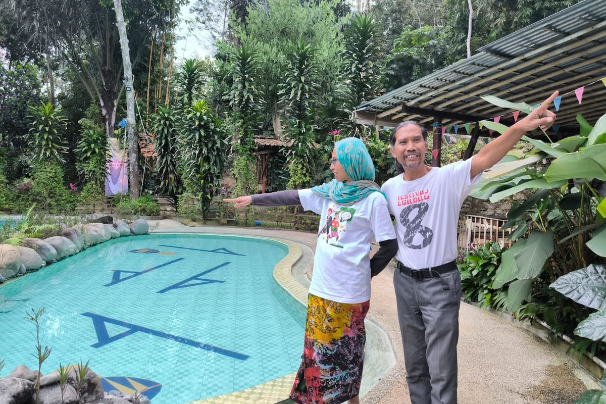 Farha Ciciek dan Supoharjo, menunjukkan kolam renang baca Tanoker Ledokombo, Kabupaten Jember.