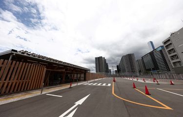 Pemandangan umum ini menunjukkan pintu masuk ke Village Plaza (kiri) dengan bangunan di Olympic Village (kanan) di seberangnya, selama tur media Village Plaza dan Olympic Village untuk Olimpiade Tokyo 2020 di Tokyo pada 20 Juni 2021 .
