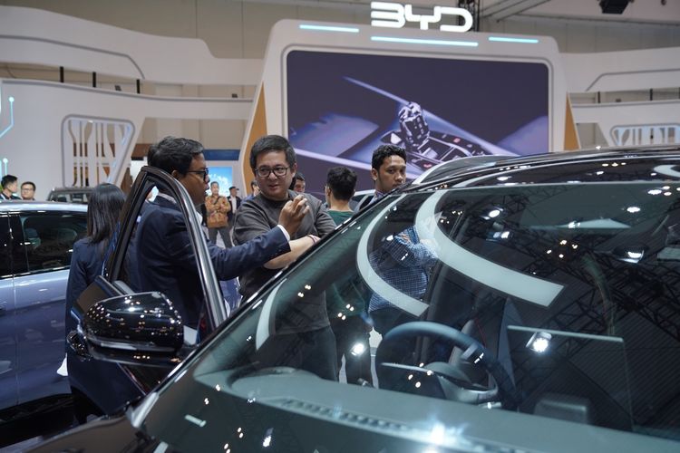 Booth BYD di Gaikindo Jakarta Auto Week (GJAW) 2024