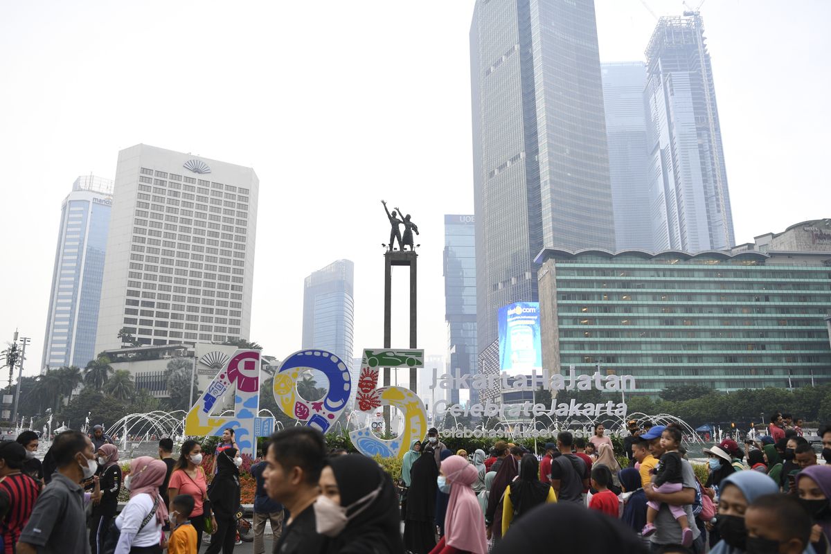 Warga berjalan-jalan saat berlangsungnya Hari Bebas Kendaraan Bermotor (HBKB) atau 'Car Free Day' di kawasan Bundaran Hotel Indonesia, Jakarta, Minggu (3/7/2022). Meski pihak Dinas Kesehatan DKI jakarta terus berupaya mengendalikan kasus COVID-19 yang cenderung ada peningkatan, namun aktivitas warga di ruang terbuka masih dapat berlangsung dengan menerapkan protokol kesehatan. ANTARA FOTO/M Risyal Hidayat/nym.