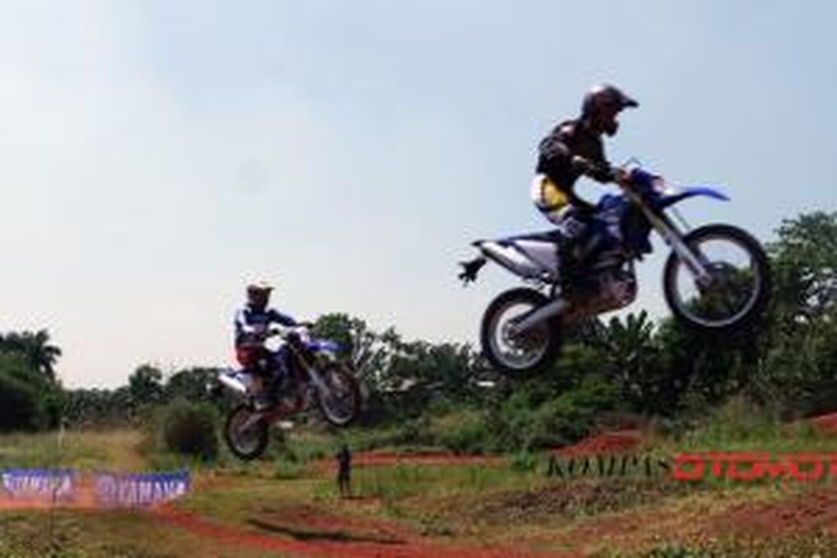 Yamaha WR250R sanggup dipacu layaknya motorcross.