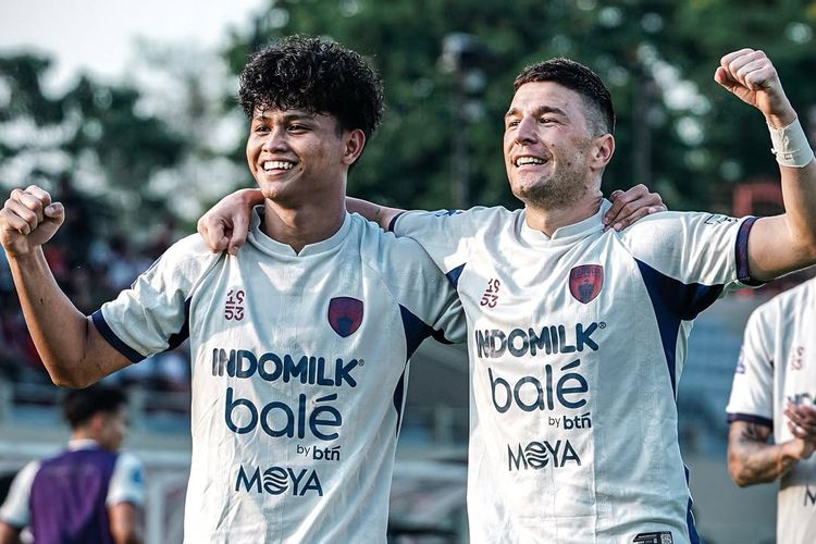 Selebrasi penyerang Persita Tangerang Hokky Caraka dan Aleksa Andrejic.