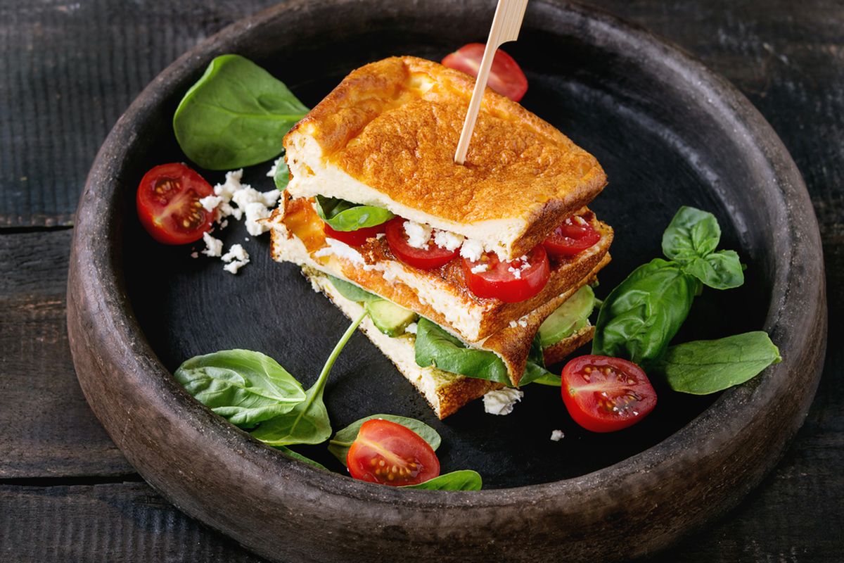 Ilustrasi cloud bread dijadikan sebagai sandwich