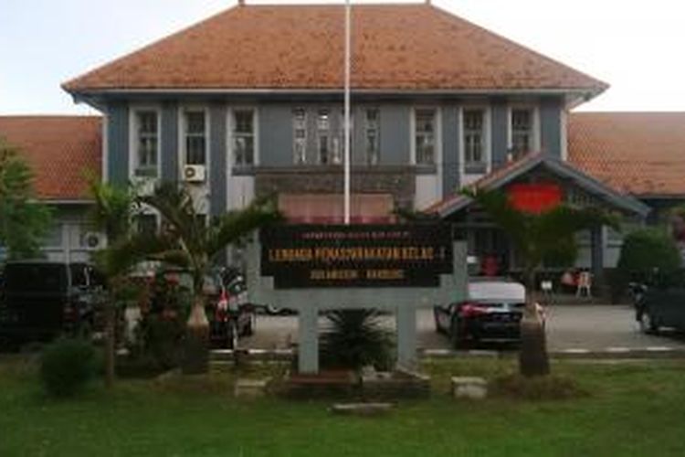 Lembaga Pemasyarakatan (Lapas) Kelas I A Sukamiskin, Bandung, Jalan AH. Nasution No. 114 Bandung, Jawa Barat. Lapas ini khusus bagi narapidana koruptor kelas kakap.