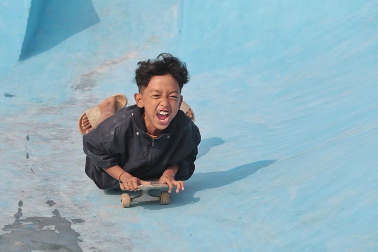 Seorang anak tengah mencoba faslitas baru berupa skate park di Kelurahan Maleer, Kecamatan Batununggal, Kota Bandung, Selasa (25/7/2023).