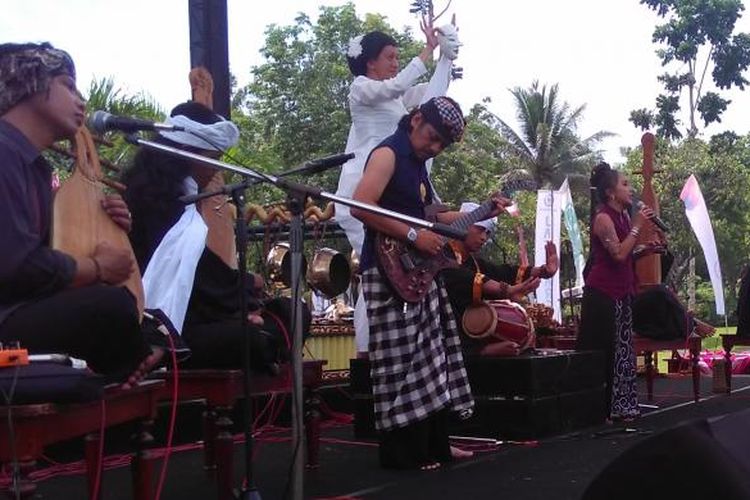 Trie Utami, Dewa Bujana, Didik Nini Thowok, dan musisi Jaringan Kampung Nusantara memainkan alat musik Dawai Karmawibangga pada pembukaan Borobudur Culture Feast, di Borobudur, Sabtu (17/12/2016).