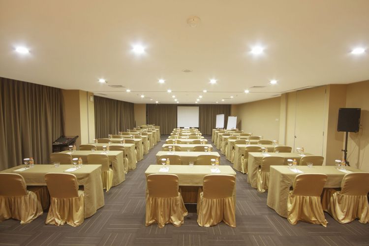 Salah satu function room yang dapat disewakan di Titan Center. Ruang pertemuan ini dapat dikemas secara tematik.