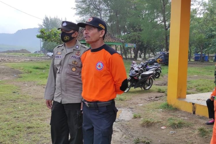Polisi dan tim SAR berjaga di sekitar perairan Pantai Logending, Kebumen, Jawa Tengah, Rabu (6/7/2022).