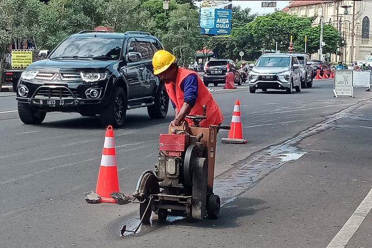 Beberapa pekerja terlihat mulai mengerjakan zona tiga dari kawasan Kajoetangan Heritage, Kota Malang, Jawa Timur pada Senin (6/6/2022). 