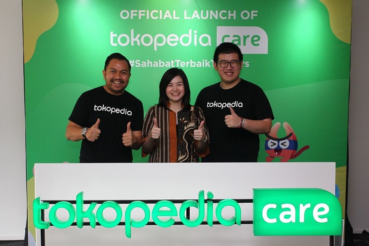 Chief Operating Officer Tokopedia Melissa Siska Juminto (tengah) bersama VP of Operations Tokopedia Rudy Azhary Dalimunthe (kiri) dan Product Lead of Chatbot Dispute Settlement and Operations Tokopedia Felix Yuwono Kurniawan (kanan) meresmikan Tokopedia Care Puri Kembangan, Rabu (4/9/2019).