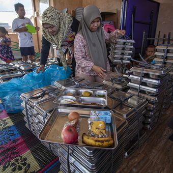 Petugas menyiapkan paket Makan Bergizi Gratis (MBG) kategori 3B (ibu hamil, ibu menyusui, dan balita) 
sebelum didistribusikan kepada penerima manfaat di Nongsa, Batam, Kepulauan Riau, Senin (2/2/2026).
 Satuan Pelayanan Pemenuhan Gizi (SPPG) Kepulauan Riau mencatat sebanyak 41.369 
penerima manfaat kategori ibu hamil, ibu menyusui, dan balita dilayani program MBG yang tersebar di 133 kelurahan dan desa di wilayah Kepulauan Riau. 

