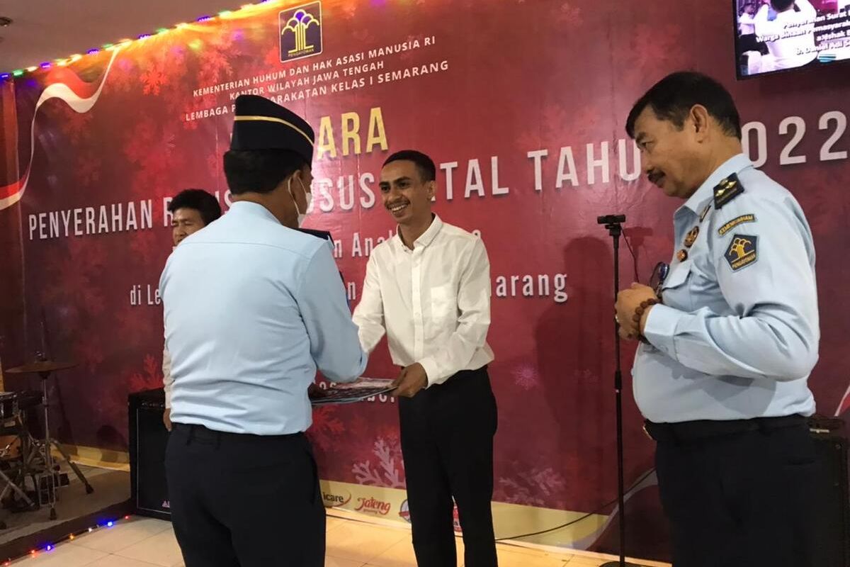 Kepala Lapas Semarang, Tri Saptono Sambudji menyerahkan remisi secara simbolis kepada perwakilan narapidana di Gereja Oikumene Imanuel Lapas, Minggu (25/12/2022).