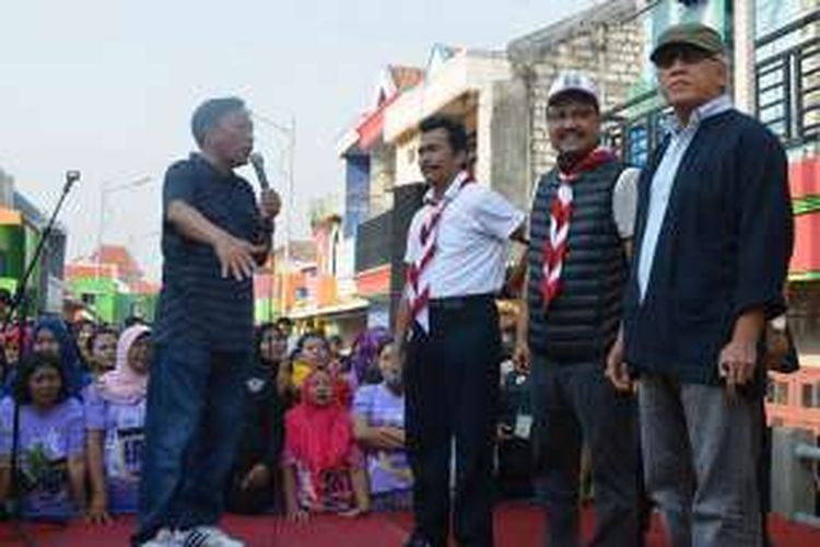Iwan Fals (kanan) bersama dengan Bupati dan Wakil Bupati Gresik serta Wakil Gubernur Jawa Timur di Kampoeng Kelir, Sabtu (5/11/2016). 