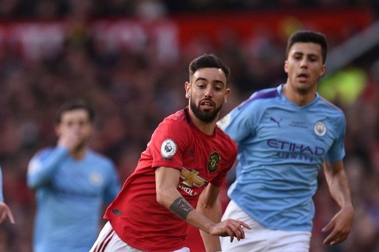 Bruno Fernandes (kanan) berduel dengan  Oleksandr Zinchenko (kiri) pada laga Manchester City vs Manchester United dalam lanjutan pekan ke-29 Liga Inggris di Stadion Old Trafford, Minggu 8 Maret 2020.