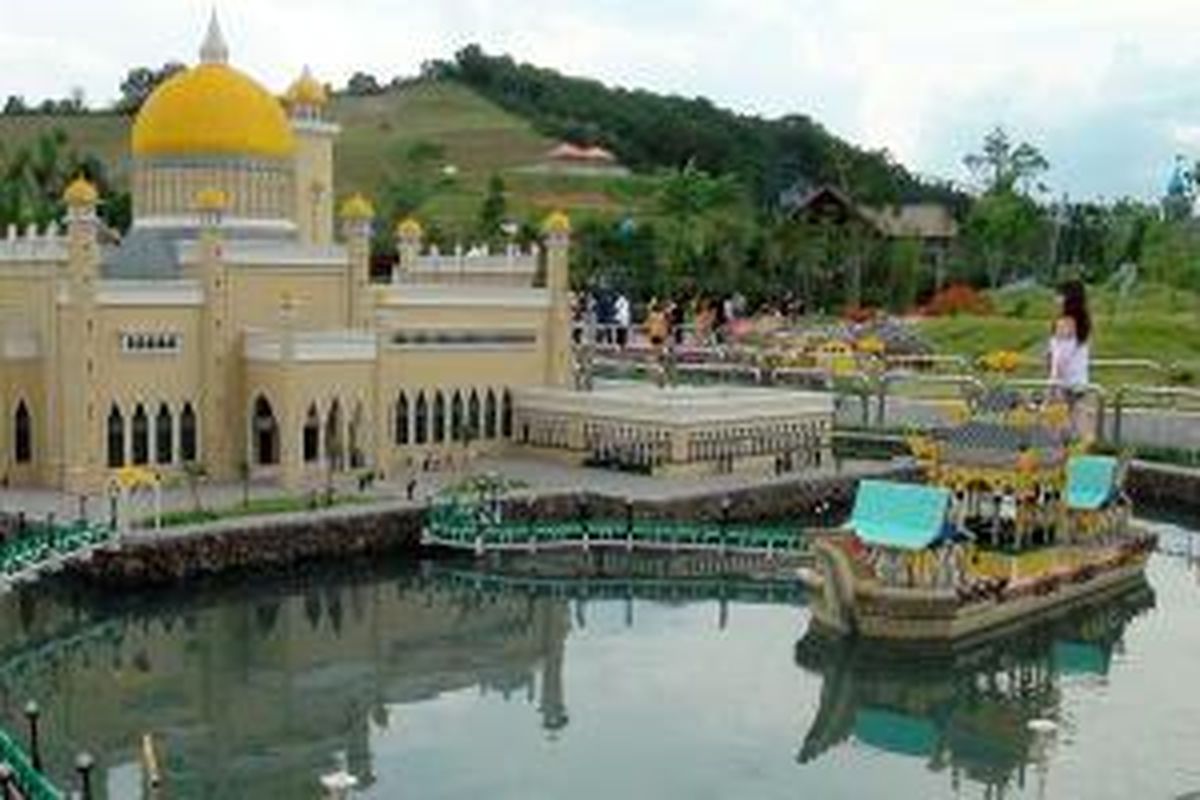 Maket Masjid Sultan Omar Ali Saifuddin Brunei di Legoland, Malaysia.