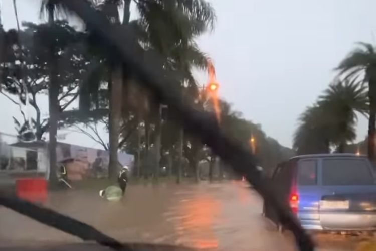 Tangkapan layar video viral banjir di Kota Baru Parahyangan, Padalarang, Kabupaten Bandung Barat (KBB), Jawa Barat, Minggu (25/2/2024). (Dok. Instagram/@infobandungbarat)