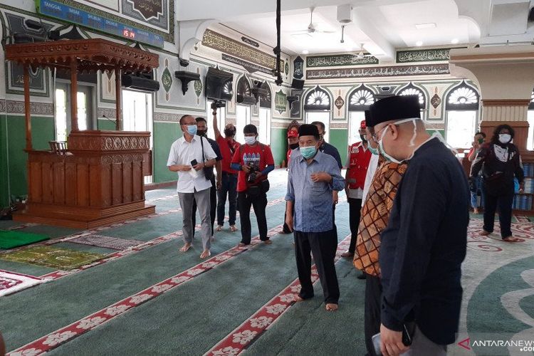 Ketua Umum DMI Pusat Jusuf Kalla meninjau persiapan normal baru di Masjid Agung Al Azhar, Rabu (3/6/2020).