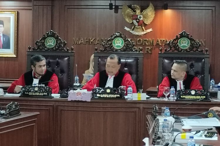 Ketua Mahkamah Kehormatan Dewan (MKD) DPR Adang Daradjatun (tengah) saat membacakan kesimpulan sidang pemanggilan Ketua MPR Bambang Soesatyo terkait ucapan semua partai politik menyepakati amendemen UUD 1945, Kamis (20/6/2024).