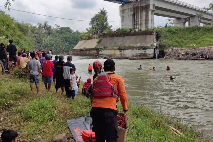 Warga Desa Karanganyar, Kecamatan Patikraja, Banyumas bernama Supriono alias Ciblek (40) dilaporkan terjun dan hanyut di Sungai Logawa, Minggu (20/2/2022).