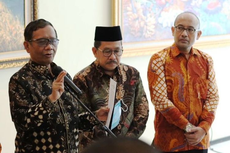 Menko Polhukam Mahfud MD (kiri) didampingi Wamenag Zainut Tauhid (tengah) dan Rektor UINSA Prof Dr Ahmad Muzakki. 