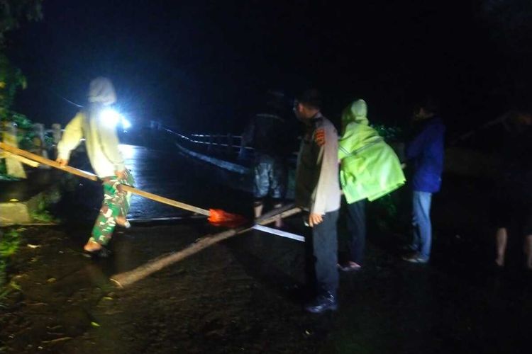 Jembatan Makating yang merupakan penghubung antar kecamatan di Kelurahan Noling, Kecamatan Bupon, Kabupaten Luwu, Sulawesi Selatan, Senin (08/4/2024) malam sekitar pukul 20.15 Wita mengalami kemiringan saat debit air mengalami kenaikan.