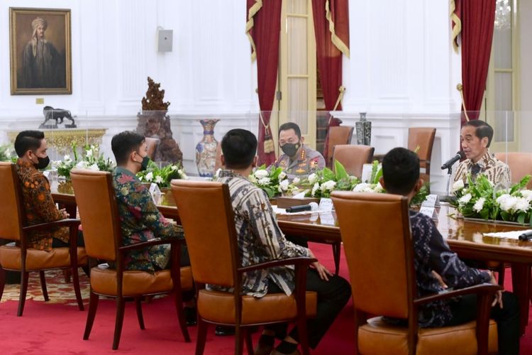 Presiden Joko Widodo saat beraudiensi dengan 12 organisasi mahasiswa yang tergabung dalam Kelompok Cipayung Plus di Istana Merdeka, Jakarta, Rabu (23/3/2022).