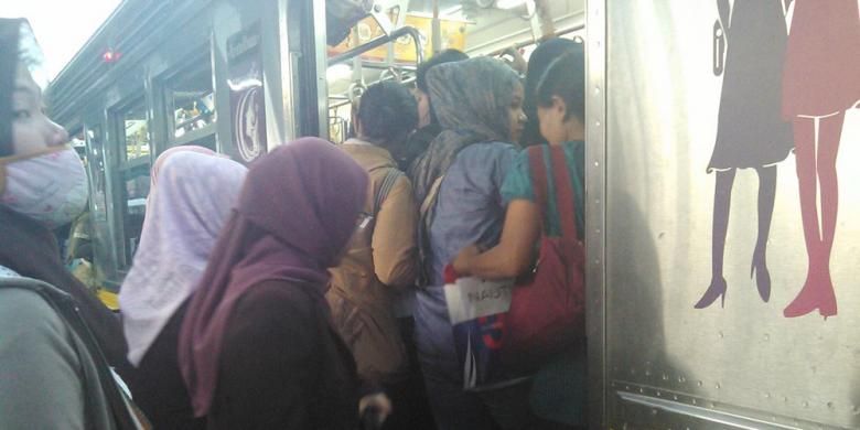 Penumpang gerbong wanita kereta listrik jurusan Tanah Abang-Serpong pada jam pulang kerja.
