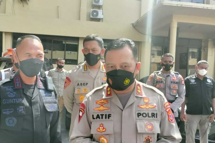 Kapolda Maluku, Irjen Pol Lotharia Latif saat memberikan keterangan kepada wartawan di kantor Polda Maluku, Jumat (28/1/2022)