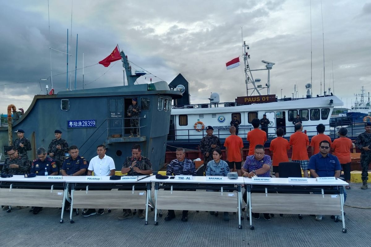 Direktur Jenderal Pengawasan Sumber Daya Kelautan dan Perikanan (PSDKP) Pung Nugroho Saksono, bersama pejabat instansi terkait saat saat konferensi pers di Pelabuhan Benoa Bali pada Selasa (12/5/2025). KOMPAS.COM/ Yohanes Valdi Seriang Ginta