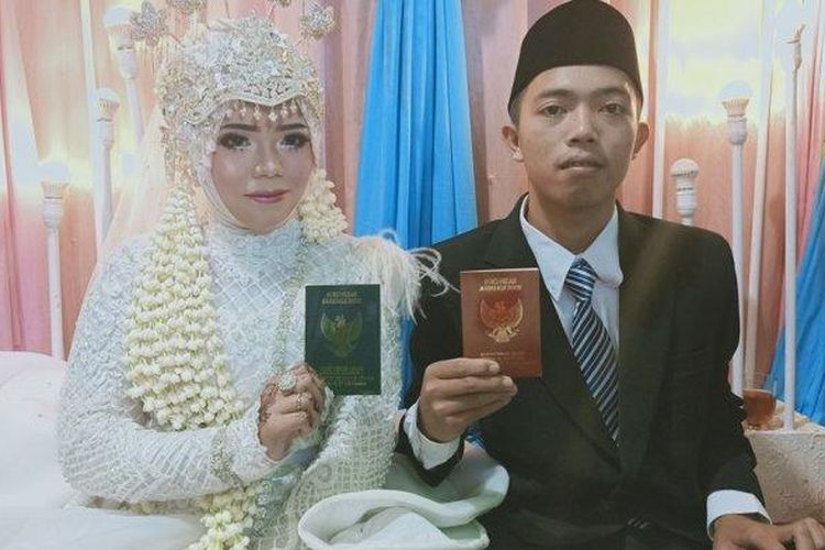 Muhammad Kusmantono (23) dan Niswatun Hasanah (19) melihatkan buku nikah usai menjalankan prosesi akad nikah. 


