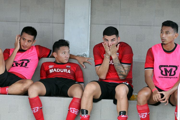 Pemain Madura United Brian Ferreira (dua dari kanan) seusai kalah melawan Persebaya Surabaya yang berakhir denna skor 2-4 dalam penyisihan Grup A Piala Gubernur Jatim 2020 di Stadion Gelora Bangkalan, Jawa Timur, Jumat (14/02/2020) sore.