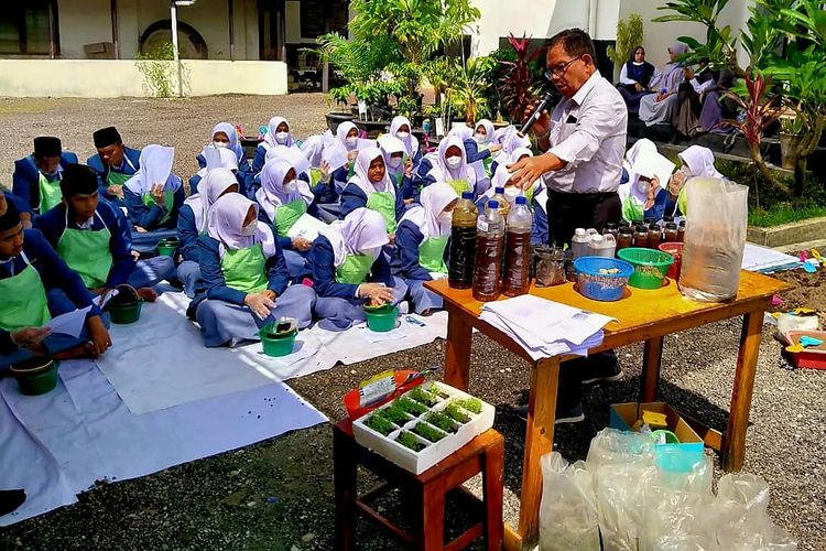 Direktur Agro PT Merek Indah Lestari Frits H Silalahi mengajarkan cara pembuatan pupuk cair organik dan kompos di Musperin, Kamis (23/6/2022) 