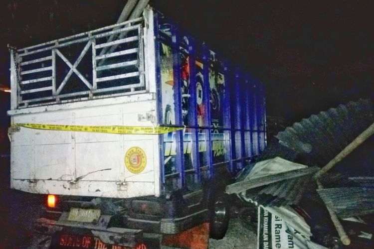 Truk yang dibajak terduga teroris dan menabrak garasi warga di daerah Sleman, Yogyakarta,  dipasang garis polisi, Sabtu (14/7/2018).