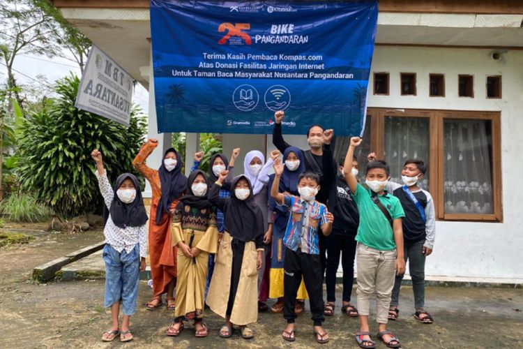 Kompas.com menyalurkan donasi berupa jaringan internet dan buku ke taman baca masyarakat di Kecamatan Cigugur, Kabupaten Pangandaran, Minggu (10/1/2021).