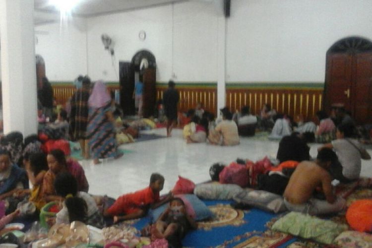 Warga korban banjir Kota Bima masih bertahan ditempat pengungsian Masjid Sultan Muhammad Salahuddin.