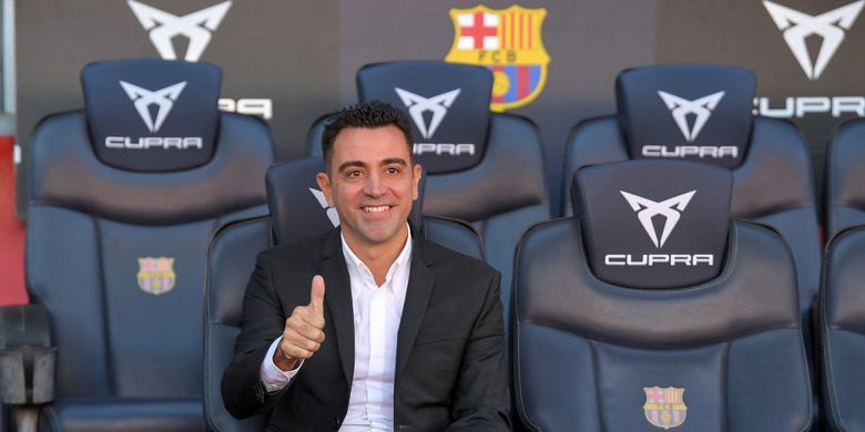 Xavi Hernandez diperkenalkan sebagai pelatih baru Barcelona di Camp Nou, Senin (8/11/2021).