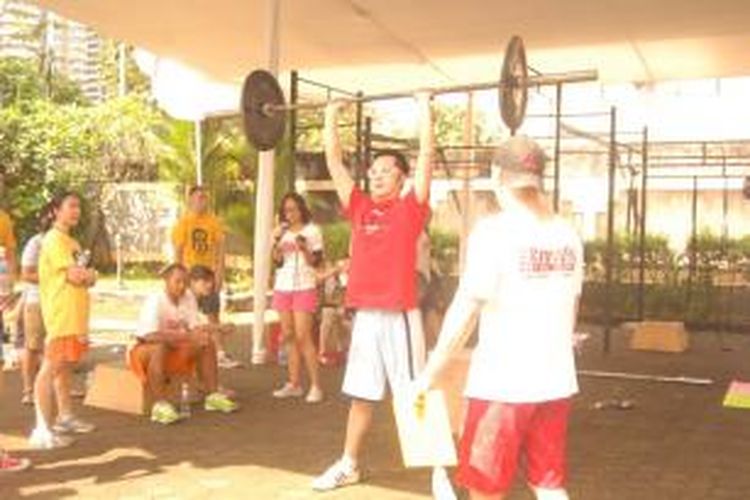 Atlet crossfit, Johnny, melakukan angkat besi yang merupakan rangkaian olahraga dalam crossfit di acara Crossfit for Hope di Hotel Garden, Kemang, Sabtu (6/7/2013).