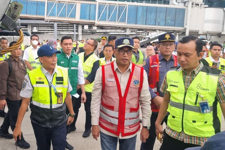 Menteri Perhubungan Budi Karya Sumadi saat tengah mengecek kesiapan Bandara Soekarno-Hatta dan kelaikan armada pesawat jelang Angkutan Lebaran 2024, Tangerang, Jumat (29/3/2024).