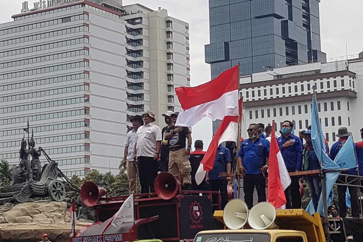 Massa buruh melakukan orasi dalam unjuk rasa tolak omnibus law dan menuntut peningkatan upah minimum pada tahun 2021. Aksi dilakukan di patung kuda arjuna wiwaha, Jakarta Pusat, Senin (2/11/2020).