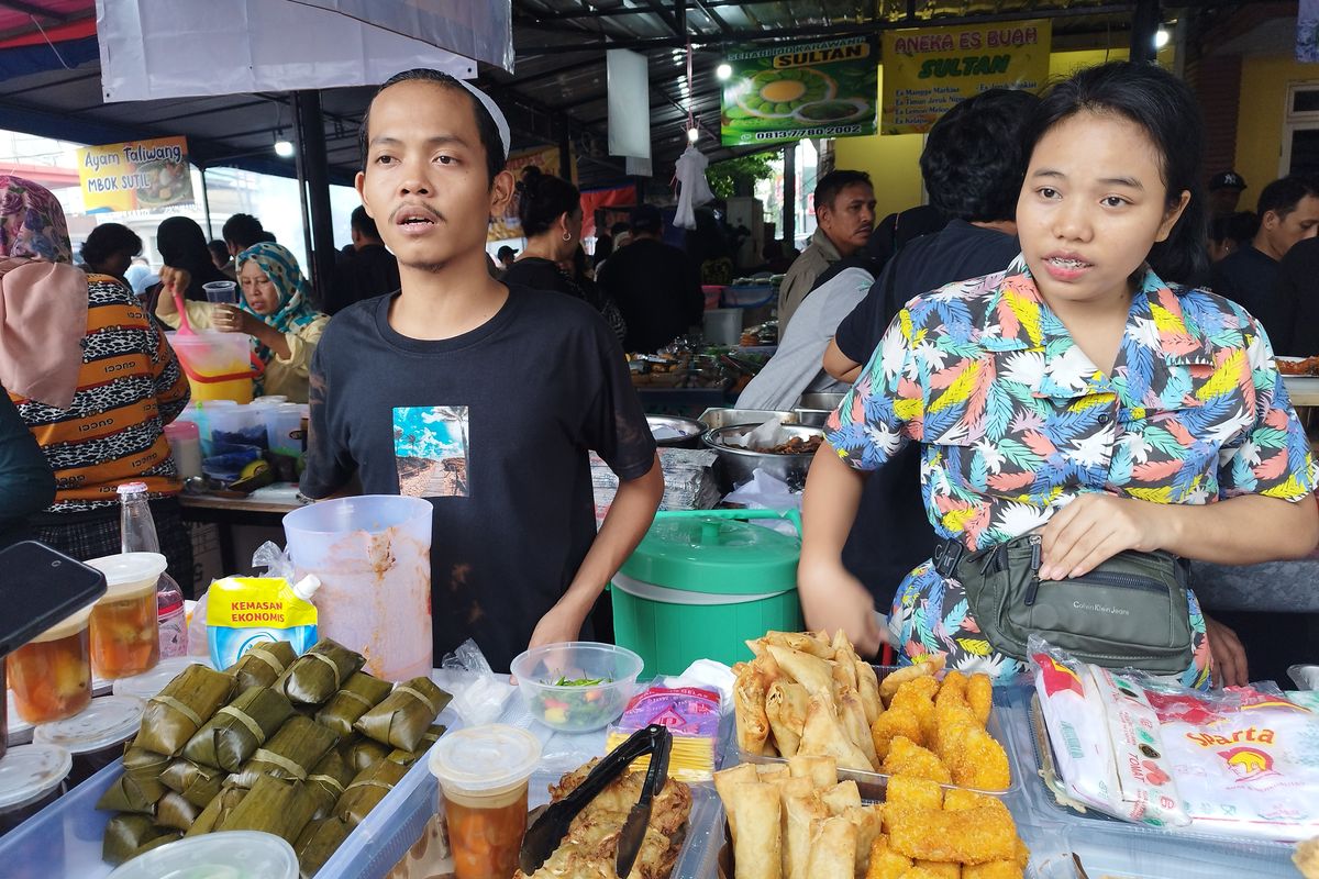 Pedagang gorengan Budi (25) dan Nisa (26) di pasar takjil Bendungan Hilir, Tanah Abang, Jakarta Pusat, Selasa (12/3/2024)