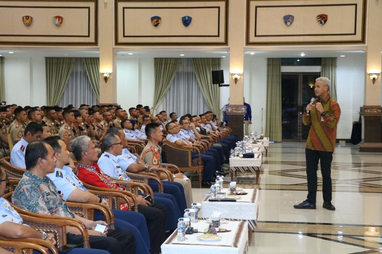 Gubernur Jawa Tengah Ganjar Pranowo memberikan kuliah umum kepada Akademi Angkatan Udara (AAU) di gedung Sabang Merauke AAU, Yogyakarta, Rabu (04/03/2020).