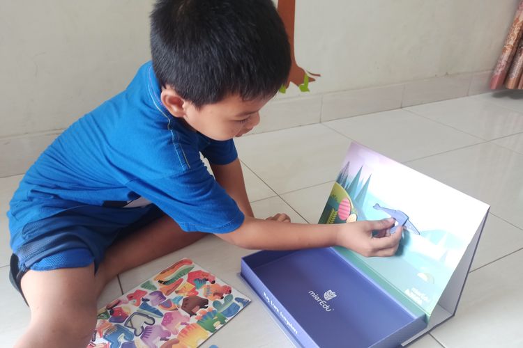 Mainan Magnetic Art Case Dino World latih kreativitas, konsentrasi dan melatih motorik halus anak.