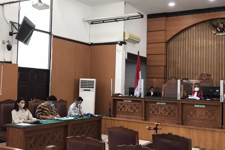 Persidangan gugatan praperadilan Bupati Mimika Papua, Eltinus Omaleng melawan penetapan tersangka oleh Komisi Pemberantasan Korupsi (KPK) di Pengadilan Negeri (PN) Jakarta Selatan, Selasa (16/7/2022).