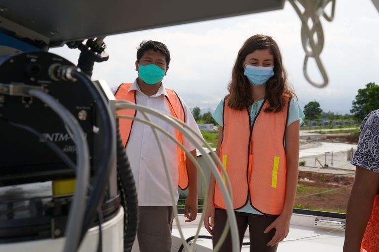 Proses instalasi teleskop robotik di Itera Lampung.