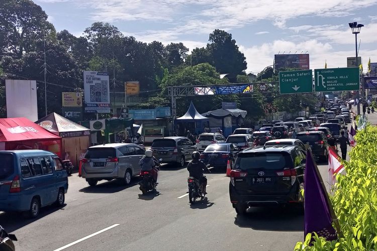 Situasi arus lalu lintas di Jalur Puncak Bogor, Jawa Barat, Selasa (3/5/2022) pagi.