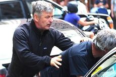 Lagi, Alec Baldwin Berantem dengan Fotografer