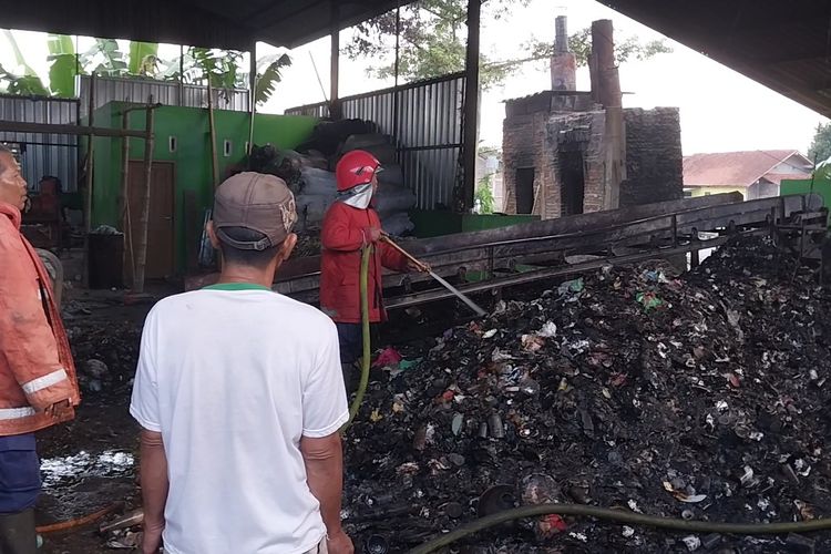 Petugas Damkar memadamkan sisa api pada tumpukan sampah yang terbakar di TPST) di Kelurahan Teluk, Purwokerto, Kabupaten Banyumas, Jawa Tengah, terbakar, Minggu (16/7/2023) sore.