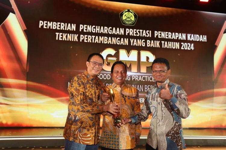 Presiden Direktur PT Agincourt Resources (PTAR) Muliady Sutio (kiri) didampingi General Manager & Deputy Director Operations PTAR Rahmat Lubis (kanan) berfoto bersama Dirjen Minerba Kementerian ESDM Tri Winarno (tengah) usai menerima trofi Penghargaan Terbaik Penerapan Kaidah Teknik Pertambangan yang Baik di Jakarta, Rabu (25/9/2024). 