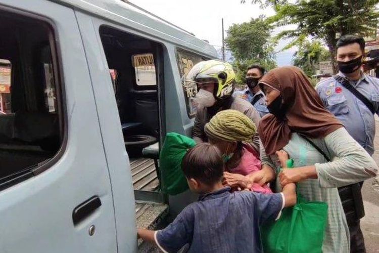 PMKS di Kecamatan Duren Sawit yang mencoba kabur saat diamankan petugas dengan cara menaiki angkot, Jakarta Timur, Jumat (8/4/2022) 