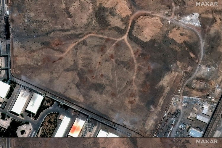 Gambar dari citra satelit Maxar memperlihatkan kondisi situs nuklir Iran di Natanz pada 15 Juni 2025, sebelum diserang bom Amerika Serikat pada 22 Juni 2025.